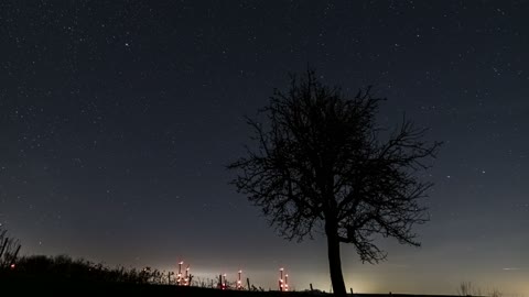 Incredible Time Lapse Video of some Shooting Stars at Night.