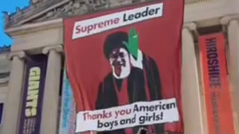 🚨🔥 Unprecedented❕ American youth in New York unfold huge poster of Iran supreme leader Ali Khamenei