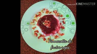 Postre panacota de frutos rojos