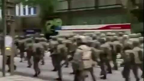 Socialismo assistindo ao desfile militar no Brasil