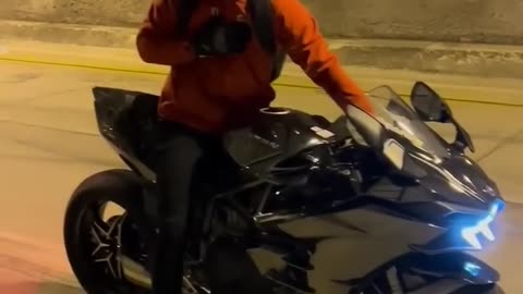 Hearing the sound of H2 the rider got scared.😳 #Kawasaki Ninja H2 Exhaust Sound Reaction