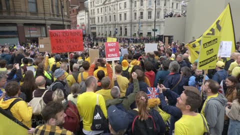 BREAKING🚨 POLICE CONFISCATE ANTI-MONARCHY BANNERS FROM PROTESTERS ON CORONATION MORNING IN LONDON