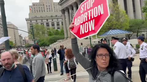 New York: Pro Choice and Pro Life supporters