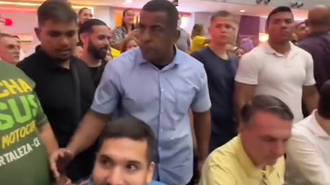 Multidão lota Shopping Iguatemi para ver Bolsonaro em Fortaleza