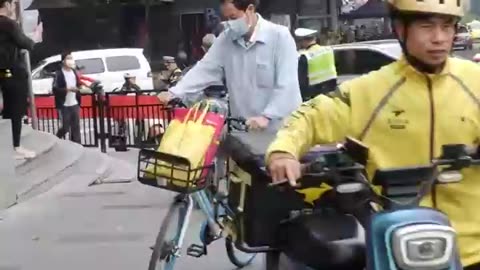 Guangdong restricts e-bikes, so deliverymen have to take a detour to deliver.