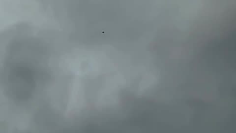 Disc shaped ufo moving from east to West