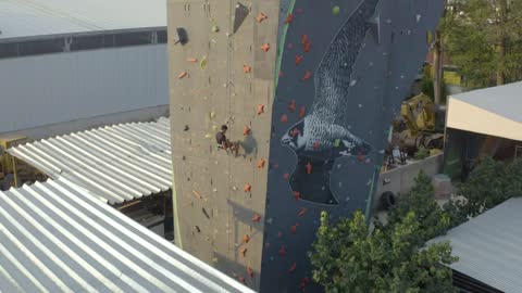 Descending a large mountaineering wall with a rope