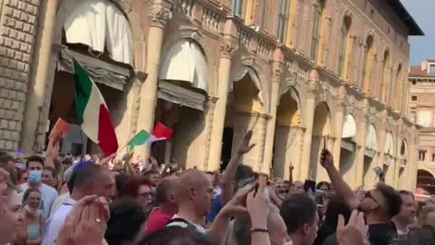 Bologna Piazza Duomo messaggio per Mario Draghi