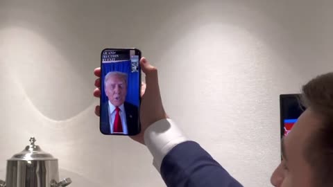 Trump FaceTimes the War Room Before Debate