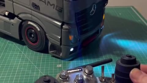 The large truck model manipulates the repair truck.