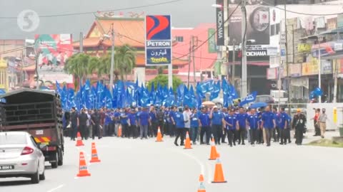 GE15: Carnival atmosphere as candidates march to Bentong nomination centre