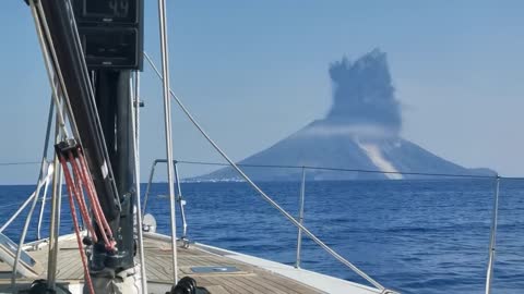 Watch the EXACT moment the Stromboli volcano erupted! (03/July/2019)