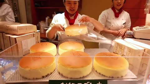 Japanese Street Food - JIGGLY CHEESECAKE Uncle Rikuro's Cheese Cake Osaka Japan