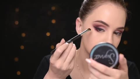 "Enthralling Burgundy smokey eyes : Captivating cosmetics instructional exercise "