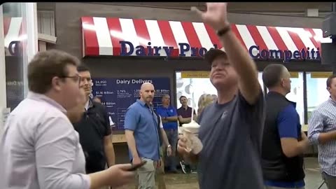 Tim Walz Turns His Back and Walks Away as Reporter Asks About the Six Hostages Found Dead in Gaza