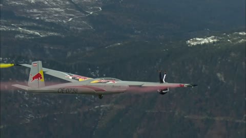 Skydiver moves between gliders in mid-air! Red Bull Akte Blanix 2