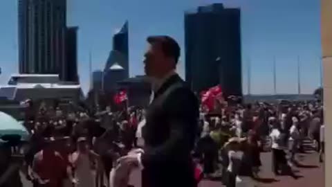 Australian reporter gets chanted at by thousands