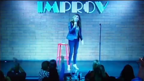 Heather McDonald faints on stage (Heather McDonald mdleje na scenie)