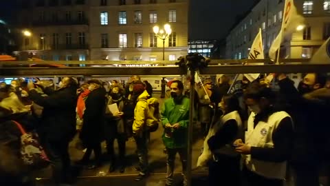 Rassemblement à la 🕯 - Levée des brevets sur les 💉 _traitements anti C.. D - Ca commence...