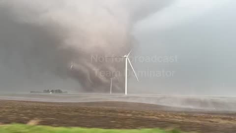 Tornado deleting windmills close to Williamson, Iowa