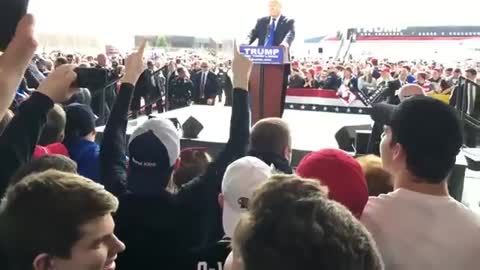 Secret Service Scrambles as Man Attempts to Rush Stage at Trump Rally