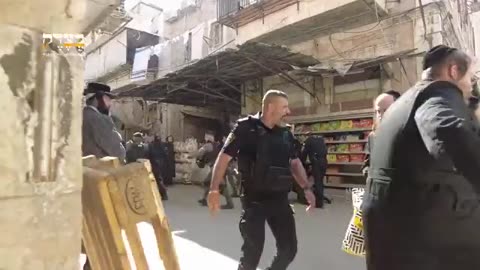 ►🇵🇸🔴Israeli thug police brutally attack anti-Zionist Jews to remove Palestinian flags in Jerusalem