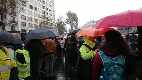 Manif anti-pass 💉 du 30 oct. 21- Paris-_ On est là_ 🎶 sous la pluie ☔