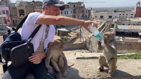 Small act of kindness is louder than many words , this video emotional