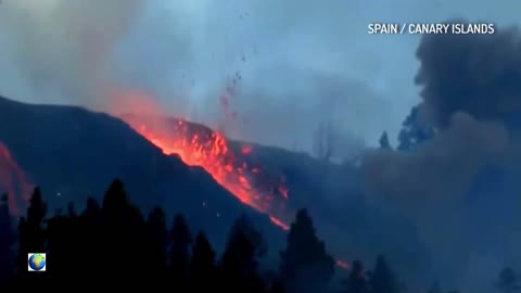 Lava rivers flow across the island: volcanic eruption in Spain