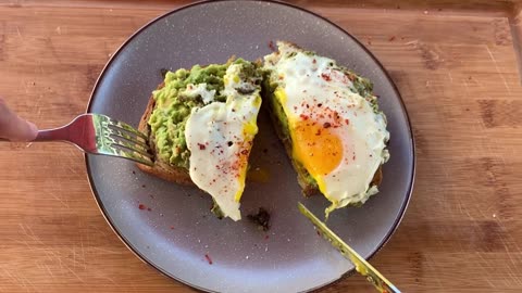 Pesto Eggs on Avocado Toast - #pestoeggs #brunch