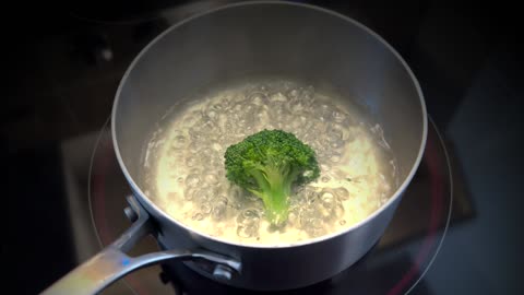 Brocoli boiled alive: Dead Veggy food show