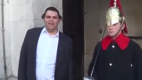 Funny guy makes Royal Guard Laugh at Buckingham Palace