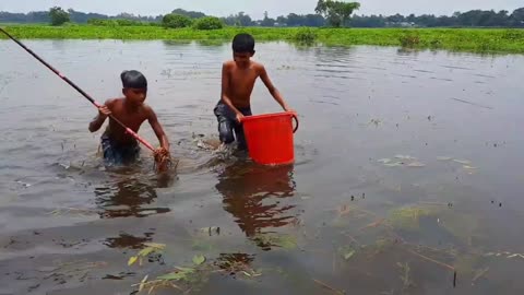 Kids catching unbelievable big fish by teta!amazing nuique fishing video!