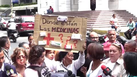 Protestan en Caracas por retrasos en entrega de ayuda humanitaria