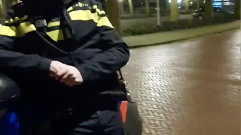 Houding van Politie tegen Vreedzame Burger - 26/01/21