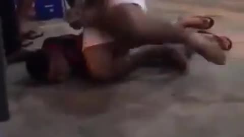 Man tries to street fight with a Brazilian Jiu-Jitsu Specialist