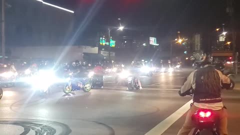 Rambunctious Bikers get Ignored by Cop in Miami