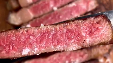 Professionally cutting grilled meat