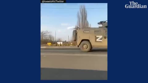 Video shows Ukrainian ‘tank man’ trying to block Russian military convoy#russia & ukraine war