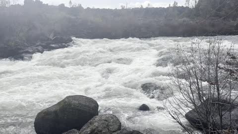 White Water Wonderland – Volcanic Lava Island + Wild Deschutes River – Central Oregon – 4K