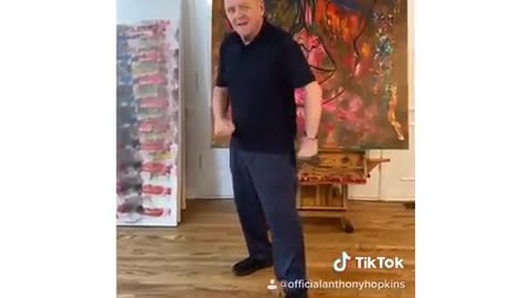 Aos 82 anos, Anthony Hopkins adere ao TikTok