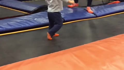 Skyzone - Trampoline- Shaed