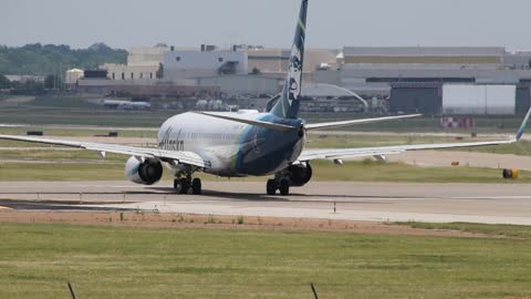 Boeing 737-900 operating as Alaska Airlines Flt 711