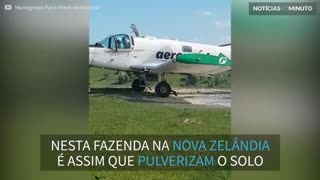 Avião de fertilizante pousa em estrada rural íngrime na Nova Zelândia