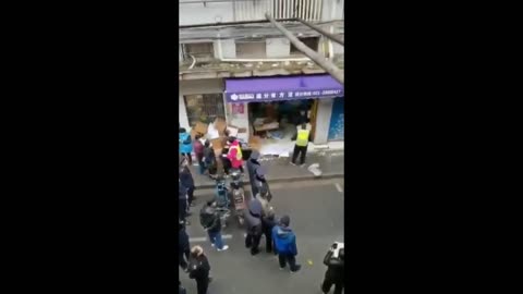 Shanghai Fruit Shop Emptied By Gov. Authorities After He Refused To Let Them Disinfect His Produce