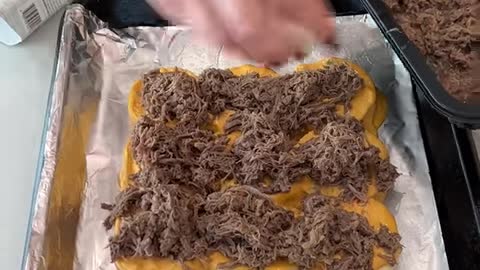 girl makes nachos into sliders