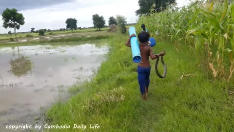 Amazing Smart Little Sister And Brother Catch Big Snakes Using Oil Tank With Water Pipe