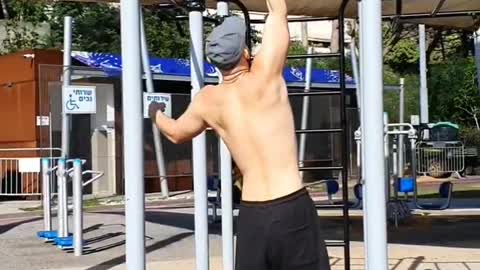 One arm pull up - calisthenics