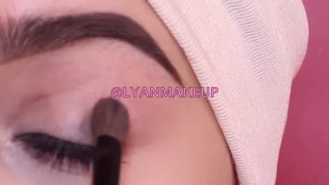 Eye Makeup Tutorial by Makeup Artist