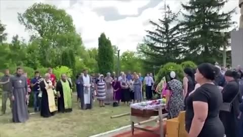 Russian priest attacks Ukrainian priest with Crucifix during soldier's funeral